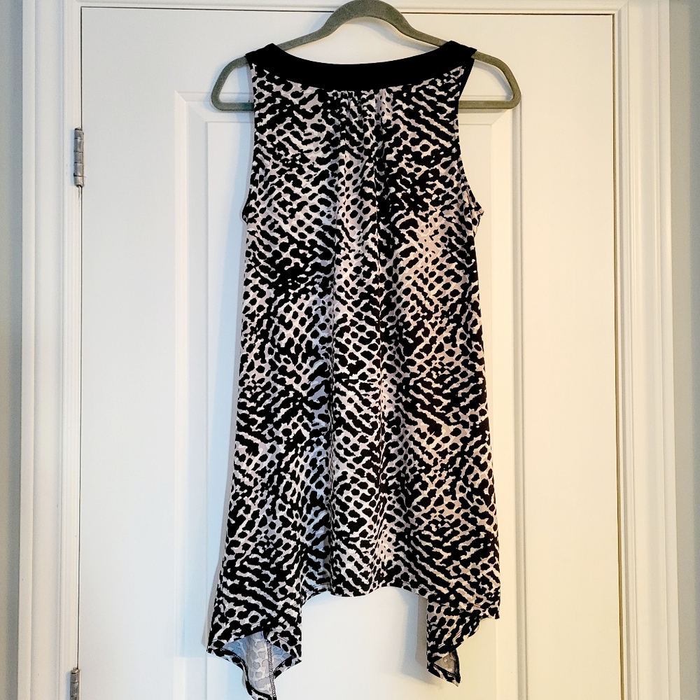 Black and White Geometric Pattern Sweater - Picture 6 of 9
